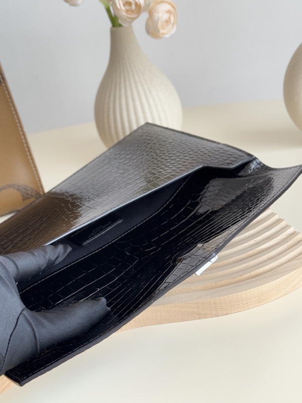 イヴサンローラン財布全体デザイン